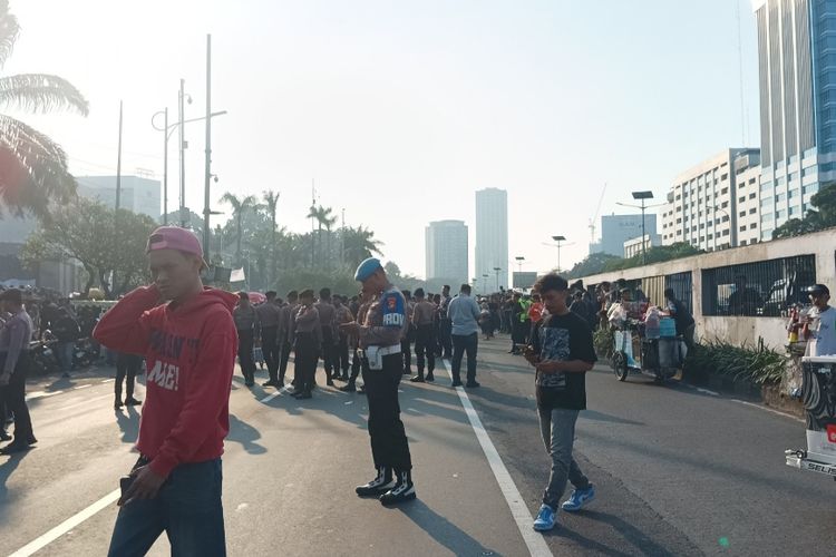 Massa Mahasiswa Demo di Depan DPR, Jalan Gatot Subroto ke Arah Slipi Ditutup