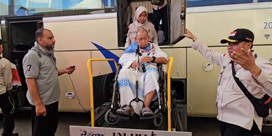 Bus Hidrolik Mudahkan Jemaah Haji Lansia Naik Bus tanpa Turun dari Kursi Roda