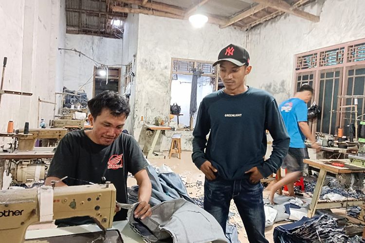 Andi Supriyadi, pemilik toko online Inndenim asal Kabupaten Pekalongan yang berhasil beradaptasi dengan metode penjualan online