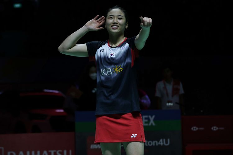 Tunggal putri Korea Selatan, An Se Young menyapa penoton setelah megalahkann tunggal putri Spanyol, Carolina Marin pada laga final Indonesia Masters 2023 di Istora Senayan, Jakarta, Minggu (29/1/2023). An Se Young menjuarai sektor tunggal putri Indonesia Masters 2023 setelah menang dengan skor 18-21, 21-18, dan 21-13.