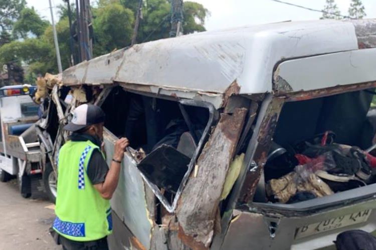 Kondisi mobil elf yang ditumpangi puluhan santri asal Tangerang, Banten yang mengalami laka tunggal di jalur Puncak, Cianjur, Selasa (24/10/2023). Dalam kecelakaan itu, empat orang meninggal dunia dan belasan lainnya luka-luka.