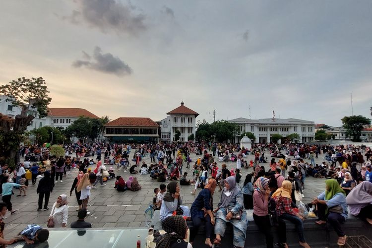 Ribuan pengunjung di Kawasan Wisata Kota Tua Jakarta, di Tamansari, Jakarta Barat, terpaksa harus berangsur membubarkan diri ketika senja datang. 