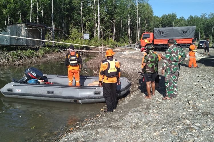 Tim SAR gabungan ketika akan melakukan pencarian longboat terbalik di perairan Pulau Puriri, Mimika, Papua, Kamis (5/12/2019).