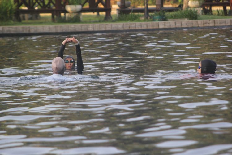 Warga Lumajang ramai lakukan terapi di Pemandian Alam Selokambang, Senin (23/1/2023)