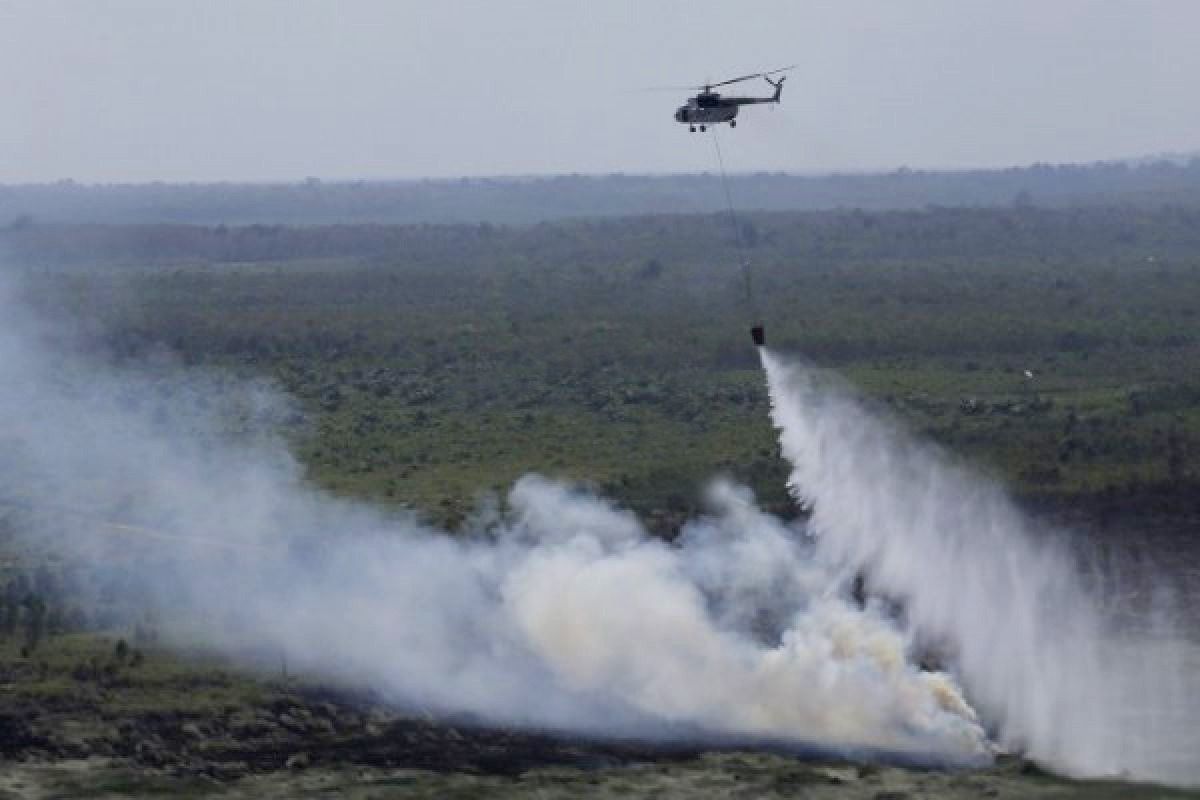 Pemadaman karhutla di Rokan Hilir, Riau, menggunakan helikopter water bombing oleh Satgas Udara beberapa hari lalu.