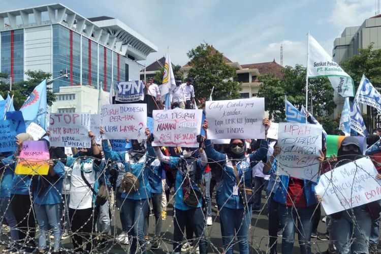 Buruh minta UMR naik 13 persen di depan kantor Gubernur Jawa Tengah. Senin (21/11/2022). 
