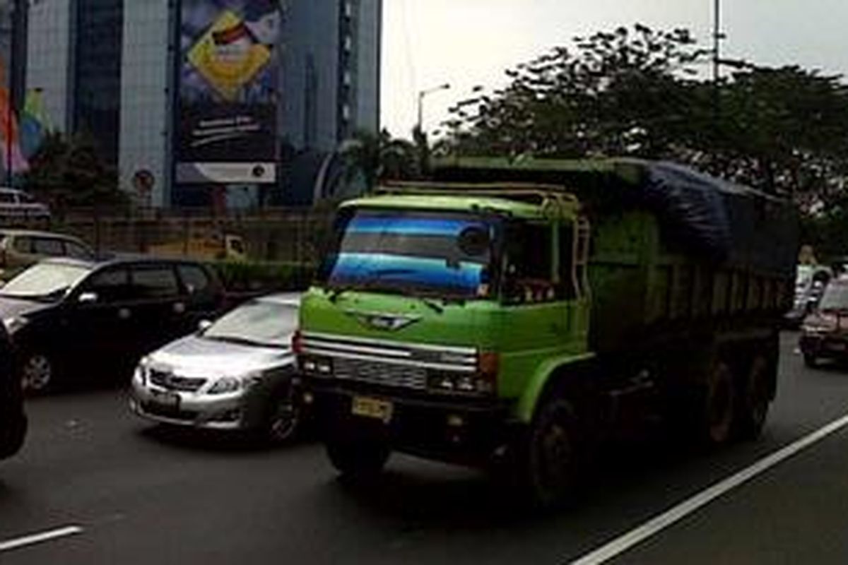 Ilustrasi: Truk saat melintas di jalur tol dalam kota, Jumat (27/5/2011).
