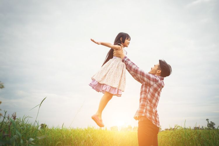 4 Manfaat Anak Perempuan Dekat dengan Ayahnya Menurut Psikolog