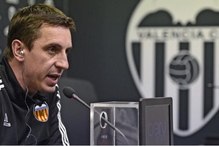 Pelatih Valencia asal Inggris, Gary Neville, berbicara dalam jumpa pers di Sports City, Valencia, Selasa (2/2/2016).