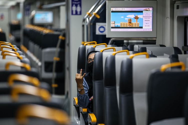 Penumpang berada di kereta api bandara di Stasiun Sudirman Baru (SDB), Tanah Abang, Jakarta Pusat, Jumat (3/7/2020). Kereta Api Bandara Internasional Soekarno-Hatta (Bandara Soetta) kembali beroperasi mulai hari Rabu (1/7/2020) dengan protokol pencegahan Covid-19.