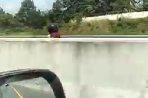 Video Viral Seorang Ibu Kendarai Motor Masuk Tol Pekanbaru-Dumai, Ini Kata Polisi