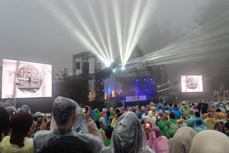 Penyanyi Tulus tampil apik nan menawan dalam konser musik bertajuk Sunset di Kebun Raya Cibodas, Cianjur, Sabtu (26/4/2025) petang.