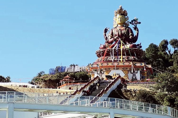 Tempat wisata di India - Patung Chenrezig di Pelling, India.