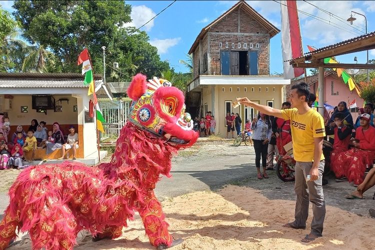 Warga antusias menonton pertunjukan barongsai, bahkan sejumlah warga ikut memberikan uang remeh kepada pemain Barongsai