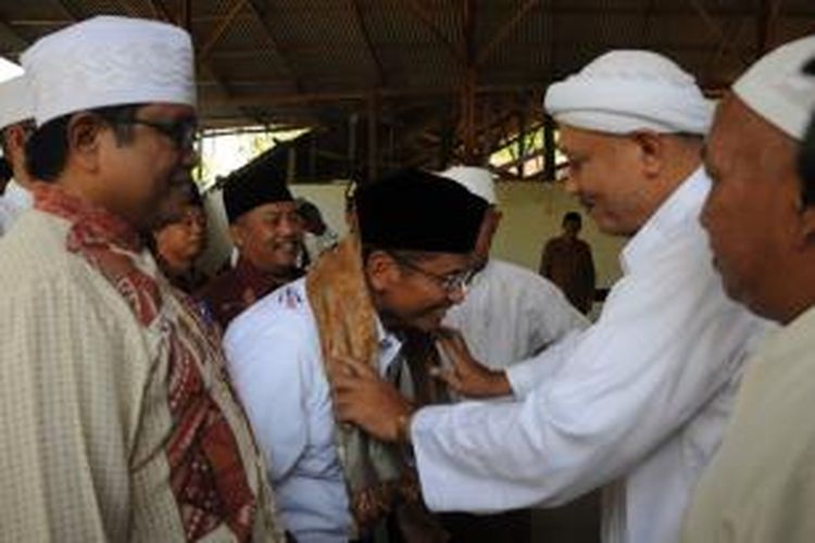 Dahlan Iskan disambut oleh pengasuh pesantren Al Hamidy, Pamekasan, Sabtu (20/7/2013). Dahlan minta dukungan kepada ulama di Madura terkait pencalonannya sebagai Presiden.