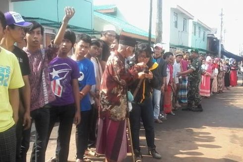 Warga Sediakan Ketupat Opor, Jokowi-Iriana Diminta Saling Suap