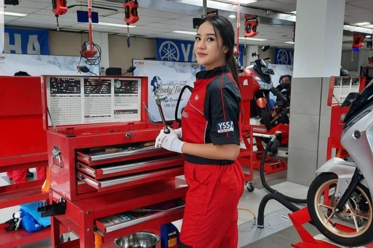 Anya Geraldine pakai baju kodok mekanik Yamaha