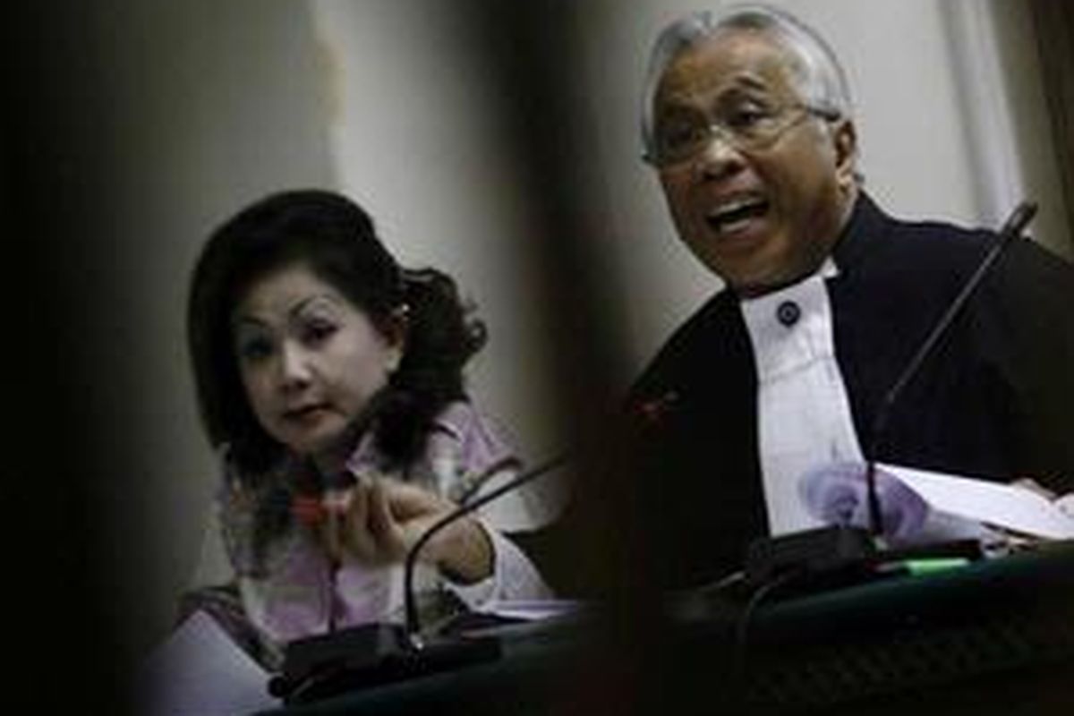 OC Kaligis (kanan), saat menjadi kuasa hukum Arthalyta Suryani.