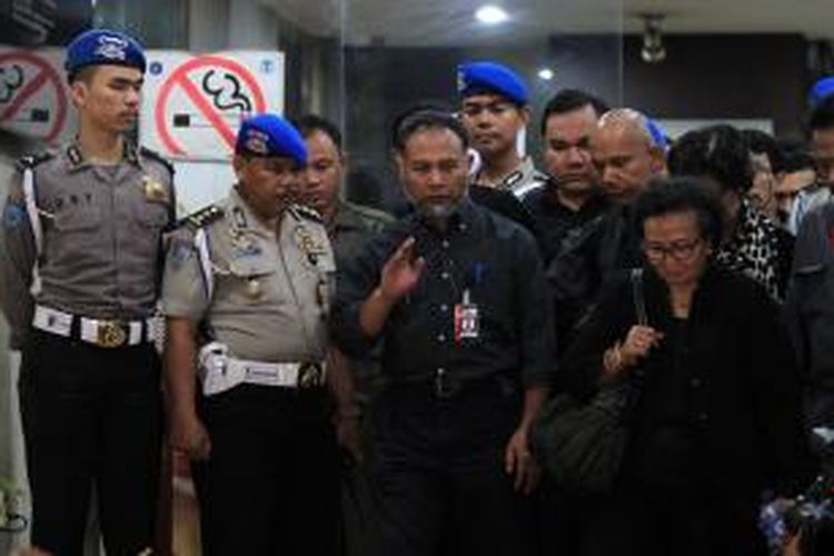 Wakil Ketua KPK, Bambang Widjojanto didampingi kuasa hukumnya usai diperiksa oleh penyidik Bareskrim Polri, Jakarta, Selasa (3/2/2015). Bambang adalah tersangka kasus dugaan menyuruh saksi memberikan keterangan palsu dalam sidang di Mahkamah Konstitusi (MK) terkait sengketa pilkada di Kotawaringin Barat pada 2010 silam.