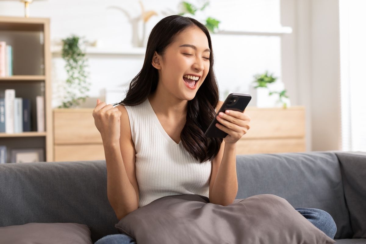 Ilustrasi transaksi online di rumah, transaksi dengan aplikasi di ponsel. 