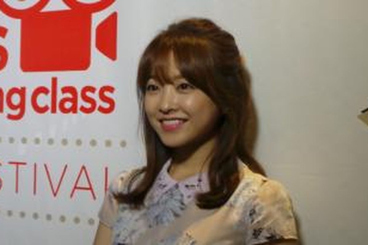 Park Bo-young diabadikan usai wawancara di CGV Blitz Grand Indonesia, Jakarta Pusat, Selasa (27/10/2015).