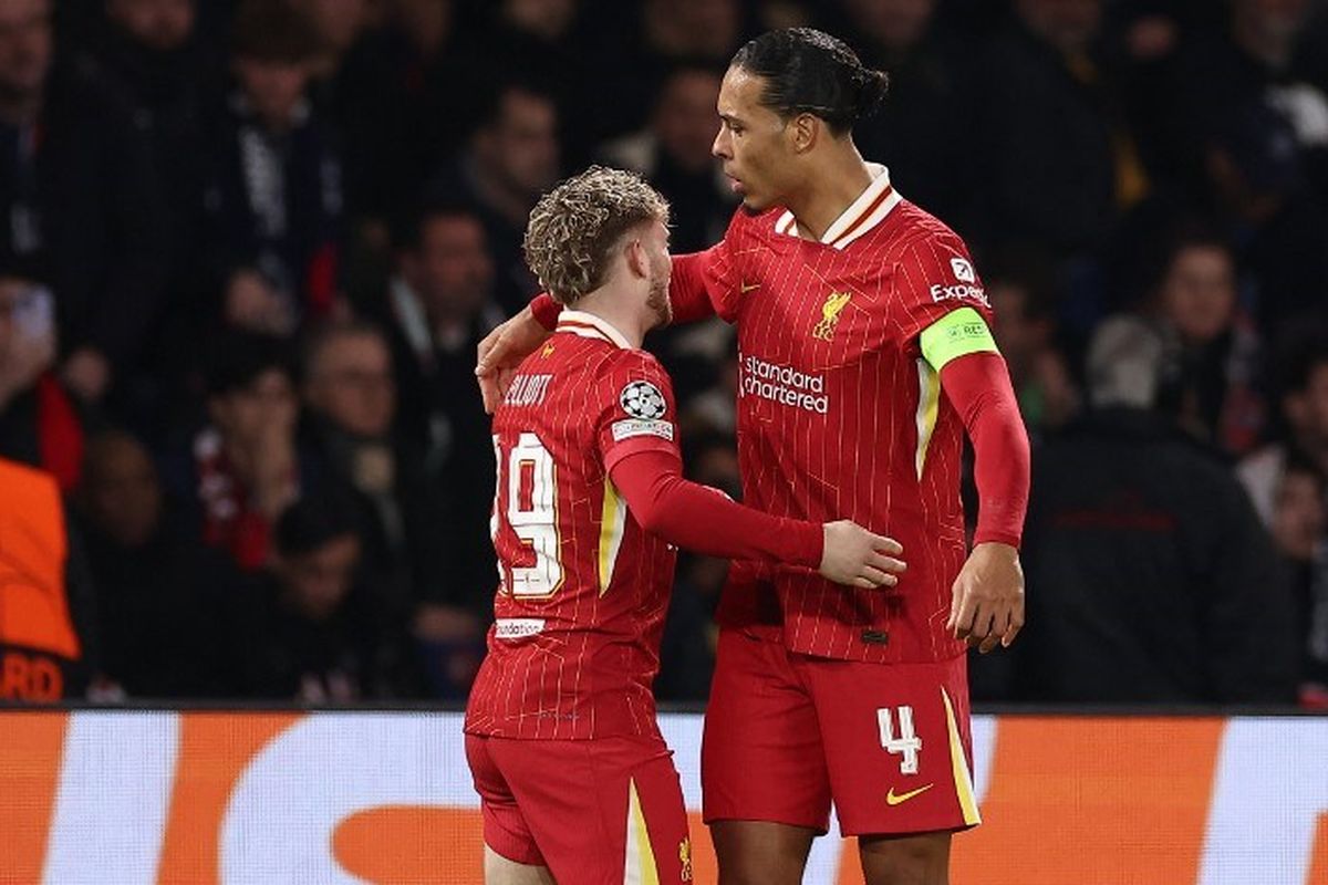 Pemain Liverpool, Harvey Elliott (kiri) merayakan gol bersama Virgil van Dijk (kanan) setelah mencetak gol pertama The Reds dalam laga leg pertama babak 16 besar Liga Champions UEFA antara Paris Saint-Germain (Prancis) dan Liverpool (Inggris) di stadion Parc des Princes di Paris pada tanggal 5 Maret 2025.