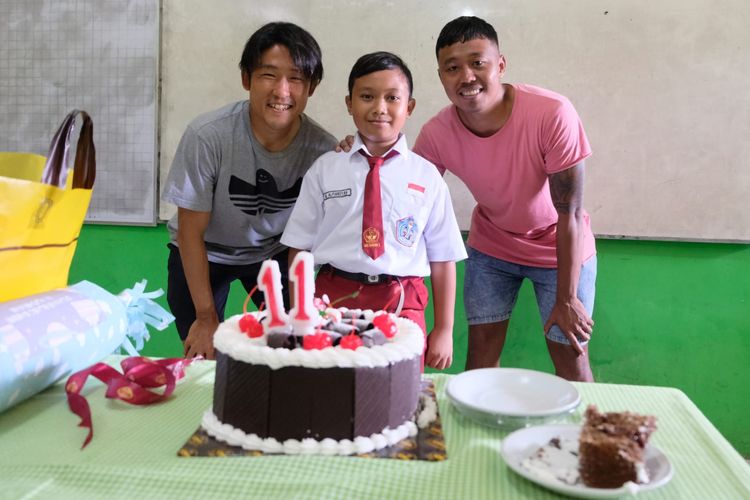 Pemain Arema FC Renshi Yamaguchi dan Kushedya Hari Yudo foto bersama M Alfiansyah saat merayakan ulang tahunnya ke -11 di Sekolah Kota Malang, Senin (28/11/2022) siang. Ia adalah anak dari suami istri yang menjadi korban meninggal dunia Tragedi Kanjuruhan 1 Oktober 2022 lalu.
