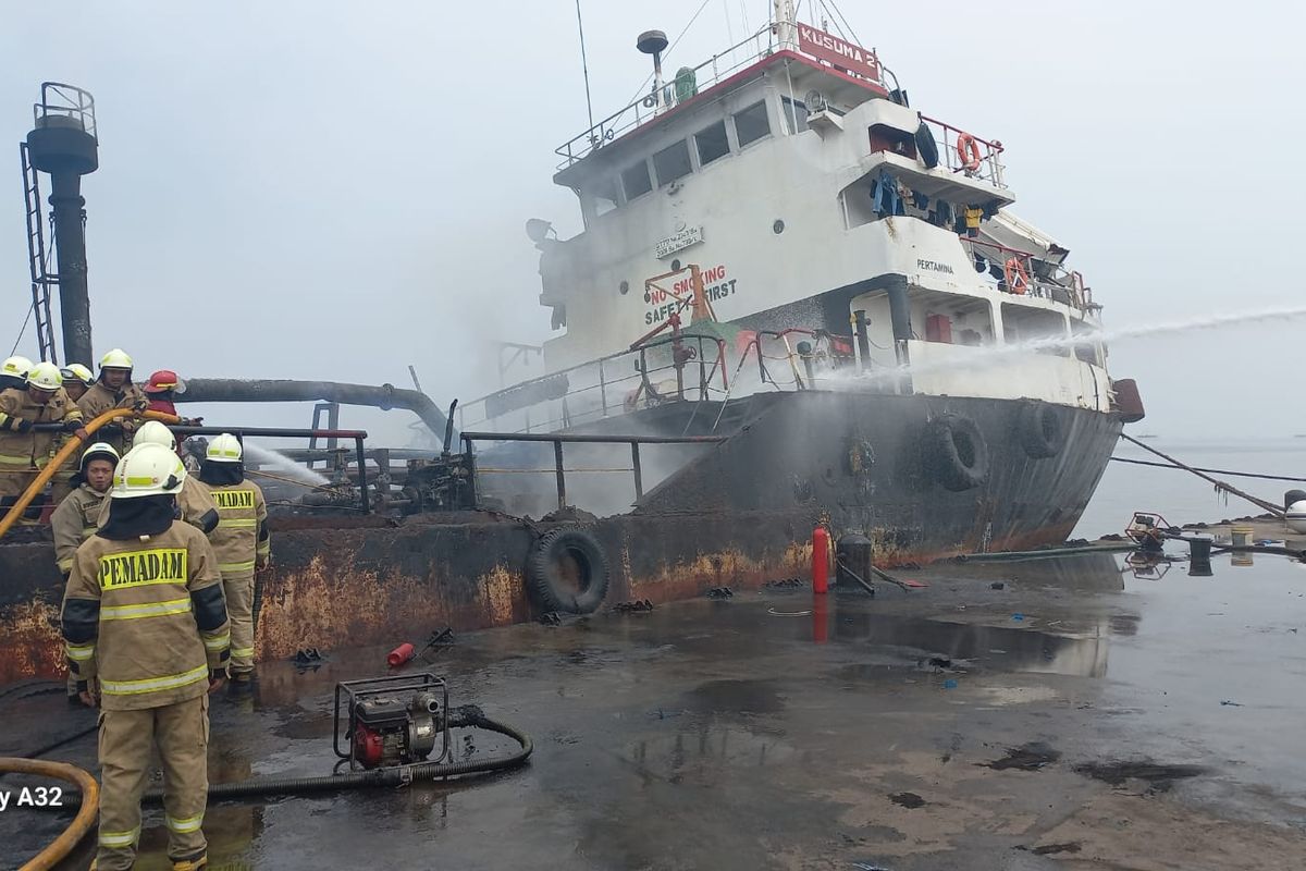 Kapal di pelabuhan KBN Marunda, Clincing, Jakarta Utara, terbakar pada Selasa (2/3/2024).