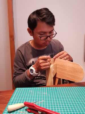 Proses menjahit slide kulit handmade yang dibuat saat workshop dengan The Tavern by Voyej, Jakarta, Sabtu (16/3/2019).