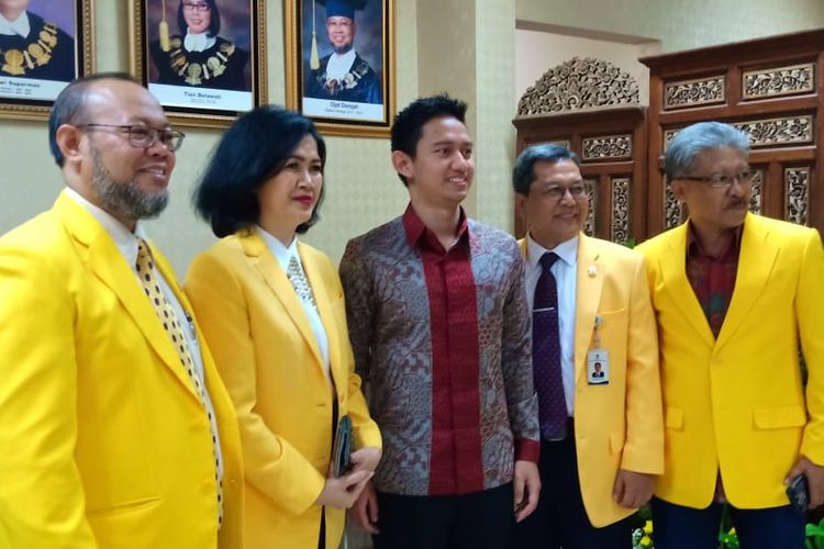 Rektor UT Prof. Ojat Darojat (kiri) bersama Adamas Belva Syah Devara CEO Ruang Guru (tengah) usai menjadi pembicara dalam Seminar Wisuda Universitas Terbuka (UT) Peran Teknologi Informasi dalam Mengukuhkan Konektivas Bangsa di UT Convention Center, Tangerang Selatan (18/11/2019).