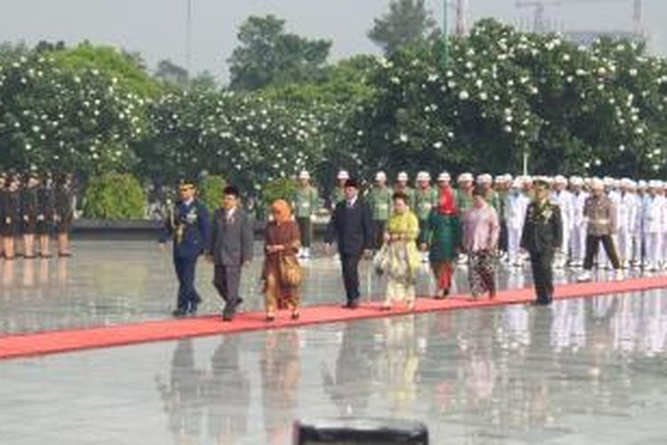 Wakil Presiden Jusuf Kalla memimpin upacara peringatan Hari Pahlawan Nasional di Taman Makam Pahlawan Kalibata, Jakarta, Senin (10/11/2014)