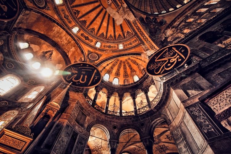 Ilustrasi bagian dalam Hagia Sophia di Istanbul, Turkiye. 