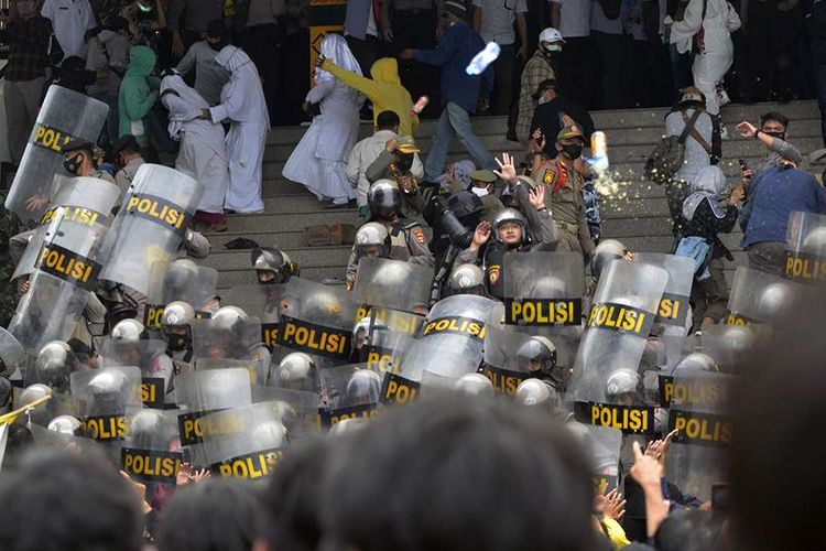 Students clashed with police throwing officers into a rally at Lampung provincial government office, Lampung, on Wednesday (7/10/2020).  The action was a rejection of the job creation bill that was passed by the Indonesian parliament.