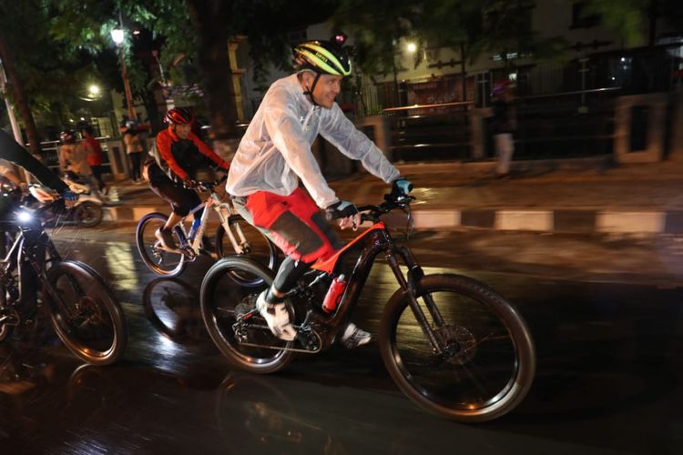 Ganjar Pranowo gowes di malam tahun baru 2019.