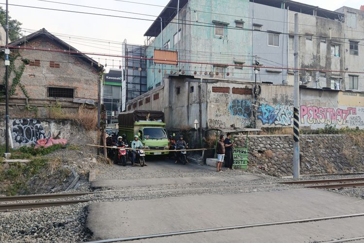 165 Penjaga Pelintasan Kereta Api di Sumbar Dirumahkan Imbas Efisiensi, Kini Bertugas Kembali