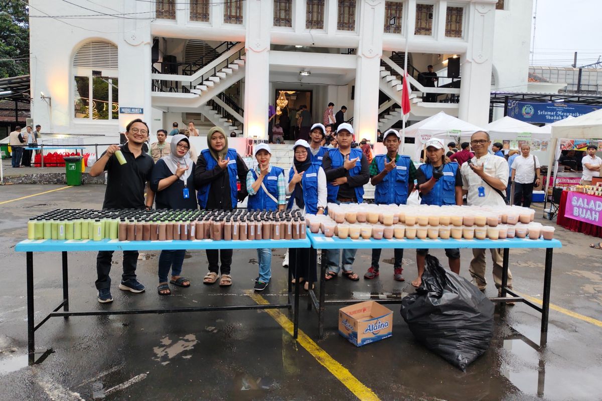 Komunitas UMiMAX Heroes membagikan takjil gratis untuk jemaah di Masjid Cut Meutia, Jakarta.