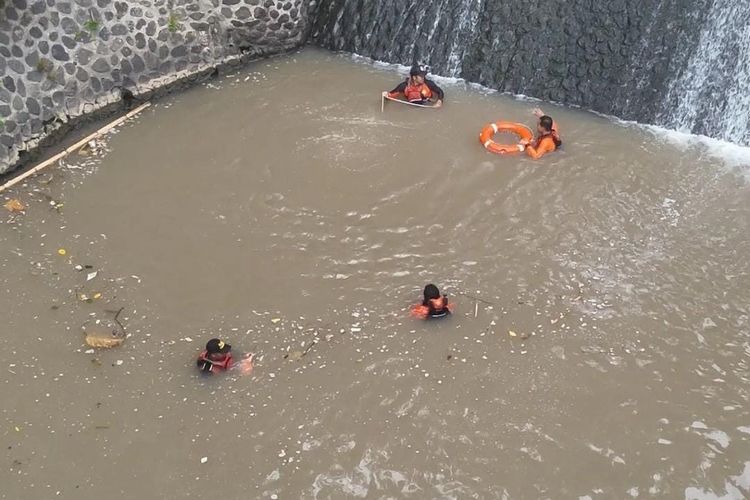 Petugas menyisir bendungan mencari korban tenggelam di Bendungan Dangin Carik, Desa Banjar Anyar, Kecamatan Kediri, Kabupaten Tabanan, Rabu (14/2/2024). 