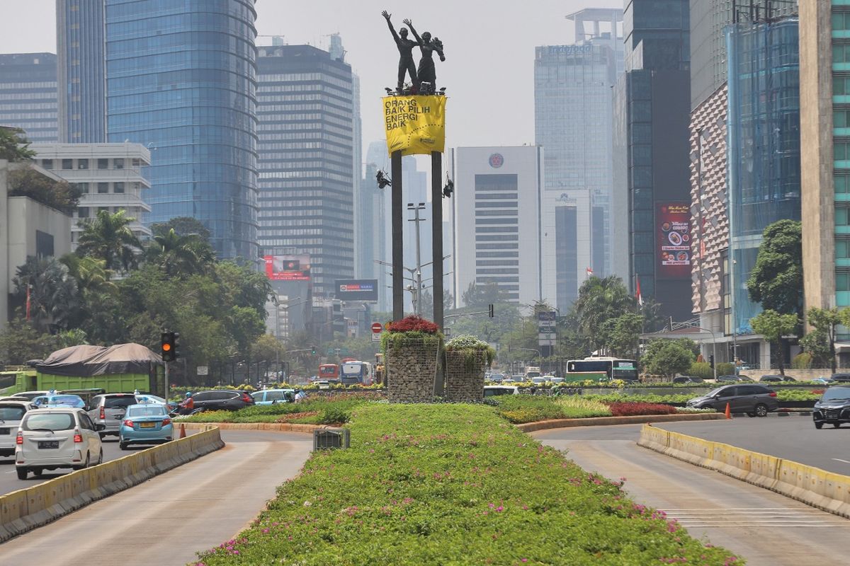 Aktivis Greenpeace memasang spanduk bertuliskan Orang Baik Pilih Energi Baik di Tugu Selamat Datang, Bundaran Hotel Indonesia, Jakarta pada 23 Oktober 2019.