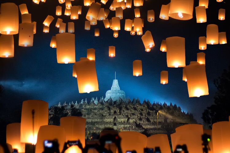 Ilustrasi pelepasan lampion di Candi Borobudur saat perayaan Waisak.