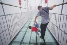 Berani Melintasi Jembatan Kaca di China Ini?