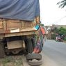 Truk Mogok Terbengkalai di Pinggir Jalan Tangerang hingga Tumbuh Rumput dan Pohon Pisang 