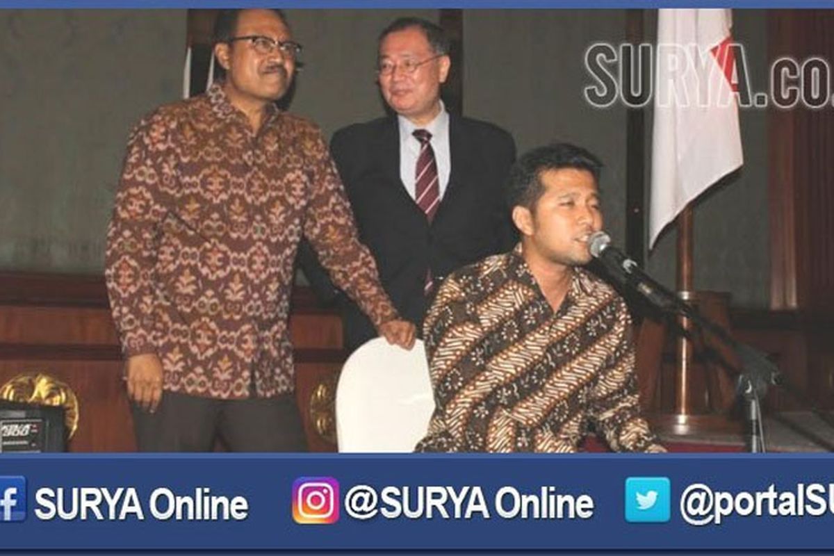 Bupati Trenggalek Emil Elestianto Dardak menyanyikan lagu Yuki No Hana di acara perpisahan Yoshiharu Kato (jas hitam) sebagai Konsul Jepang di Surabaya.