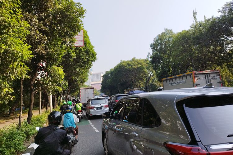 Jalan Daan Mogot, Jakarta Barat, padat merayap pada Senin (21/8/2023). (KOMPAS.com/XENA OLIVIA)