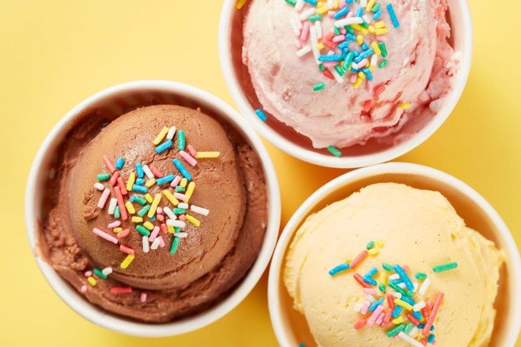 Ilustrasi cara menyimpan es krim di kulkas rumah.