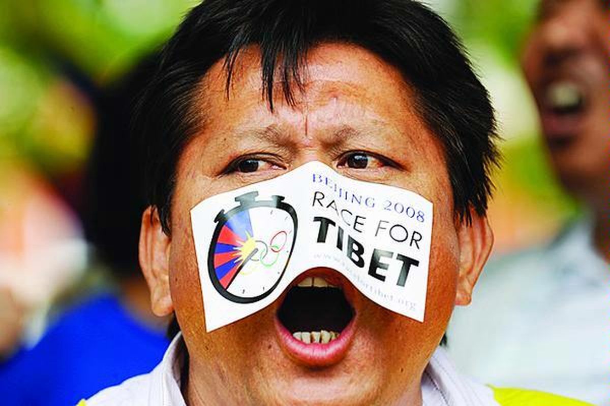 Aktivis pro-Tibet melakukan unjuk rasa di depan Kedutaan Besar China di Brussels, Belgia, bertepatan dengan pembukaan Olimpiade Beijing, Jumat (8/8).  