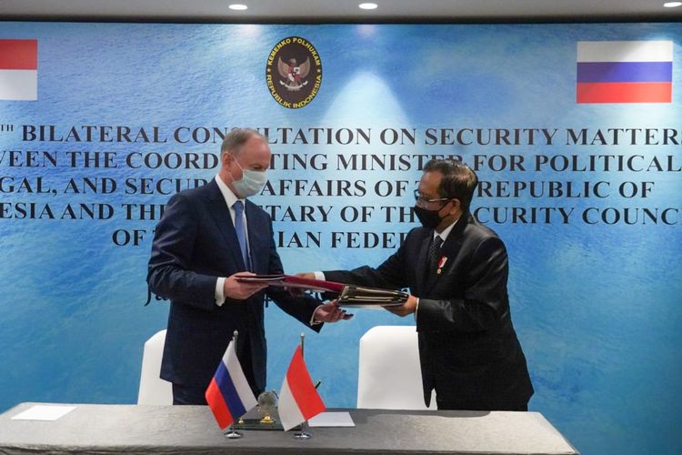 Menko Polhukam Mahfud MD menandatangani perjanjian keamanan informasi internasional dengan Sekretaris Dewan Keamanan Federasi Rusia, Nikolay Patrushev dalam agenda Konsultasi Bilateral ke-6 di Bidang Keamanan di Jakarta, Selasa (14/12/2021).