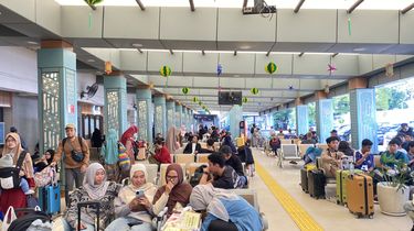 H-2 Minggu Lebaran, Stasiun Pasar Senen Mulai Dipadati Pemudik 