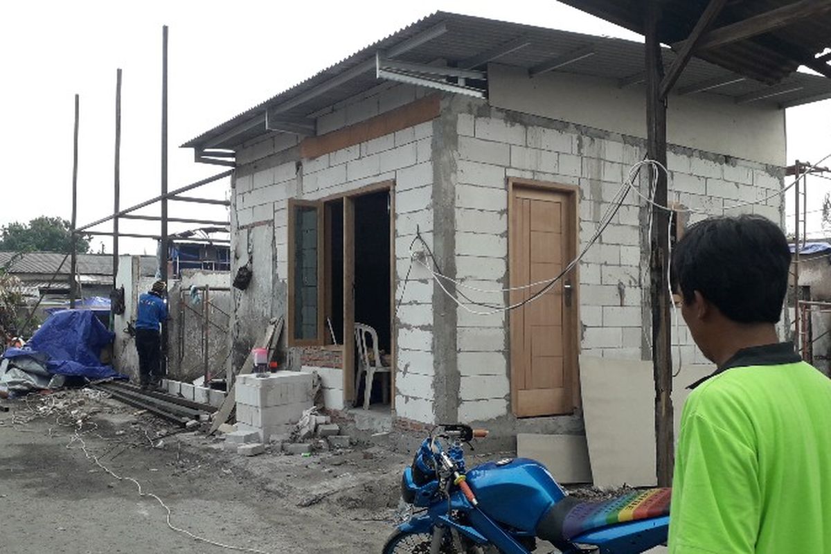 Korban kebakaran di Jalan Perumahan Taman Kota, Kembangan Utara, Kembangan, Jakarta Barat sudah mulai membangun kembali rumah mereka pada Selasa (17/4/2018). Pihak pemerintah kota telah mengimbau agar tidak lagi membangun rumah di lokas itu karena lahan itu milik pemerintah daerah.