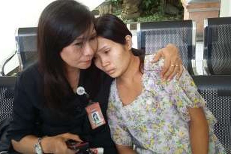 Siti Sapurah(Ipung) memeluk Hamidah, ibu kandung Engeline di PN Denpasar beberapa waktu lalu. 