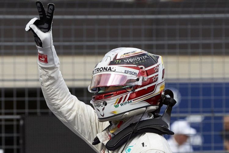 Selebrasi Lewis Hamilton (Mercedes) usai meraih pole position pada sesi kualifikasi F1 GP Prancis 2018 yang berlangsung pada Sabtu (23/6/2018).